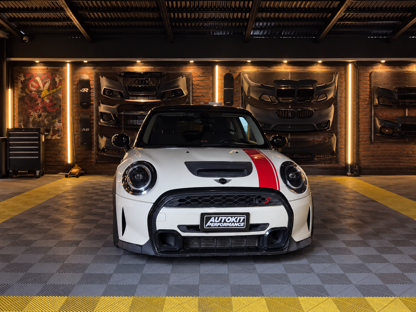 MINI Cooper con Alerón Look JCW instalado por AUTOKIT