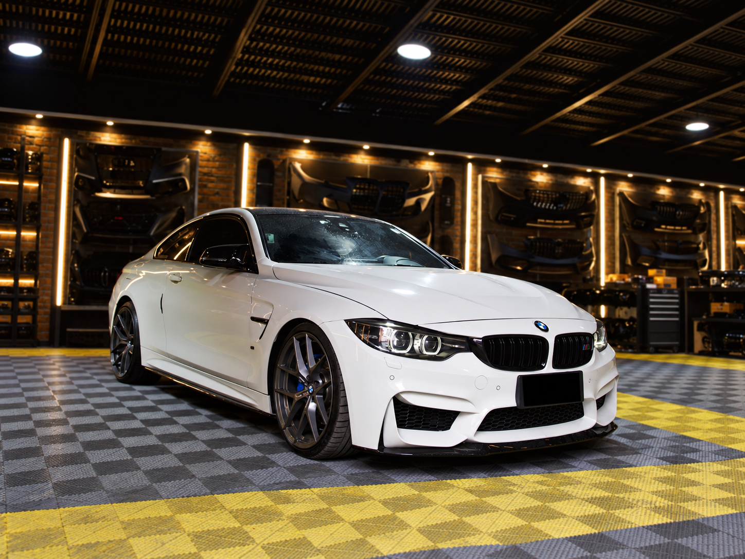 BMW blanco con conversión Look M4 realizada por AUTOKIT