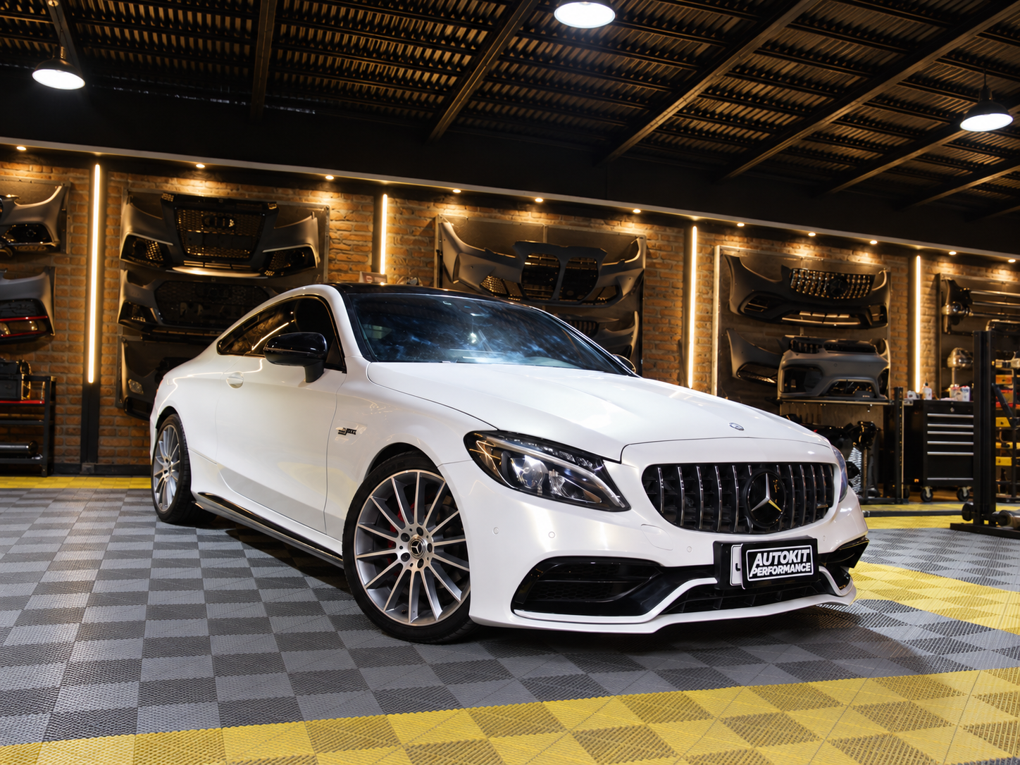 Mercedes blanco con conversión Look C63 AMG realizada por AUTOKIT