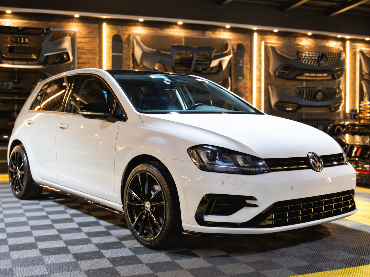 Volkswagen Golf blanco con conversión Look MK7.5 R realizada por AUTOKIT